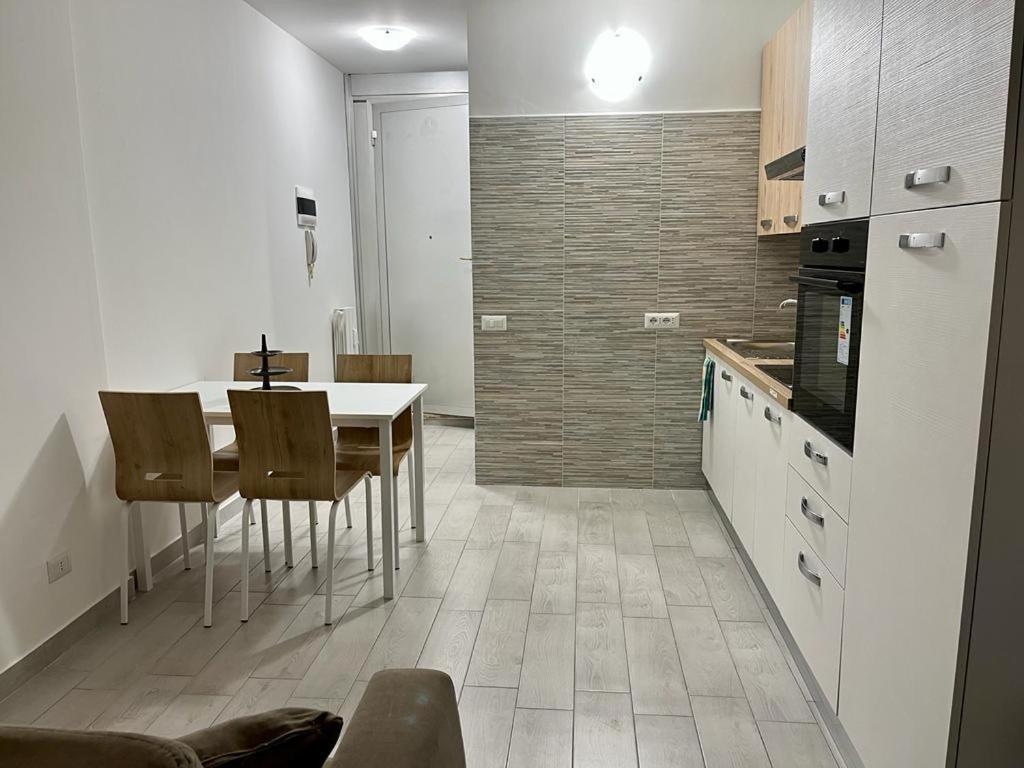 Einaudi Apartment Колоньо-Монцезе Экстерьер фото